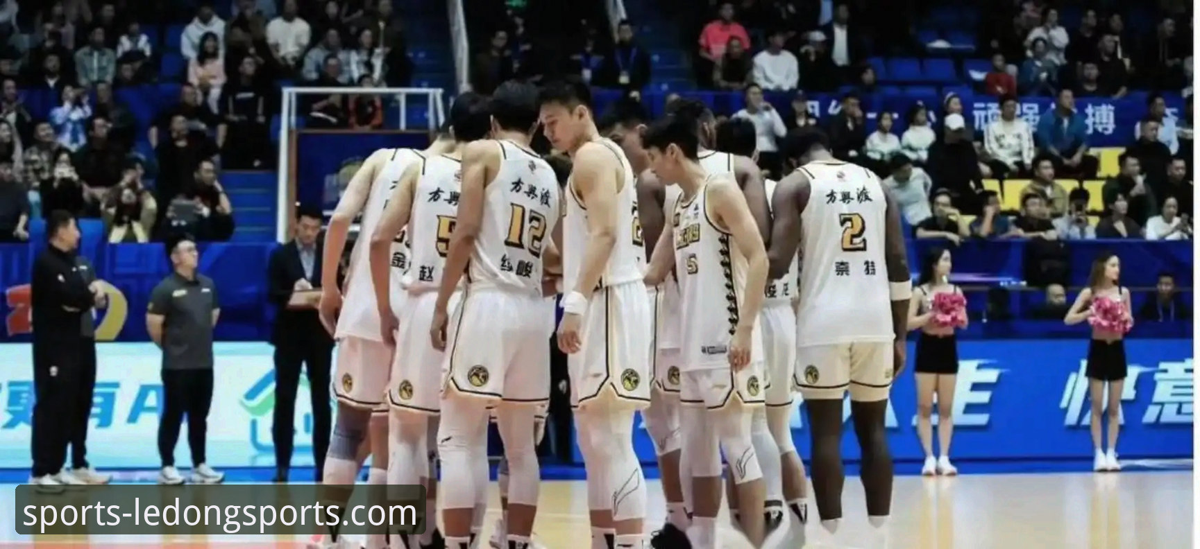 团队篮球与个人英雄主义：上海男篮12连胜背后的战术启示